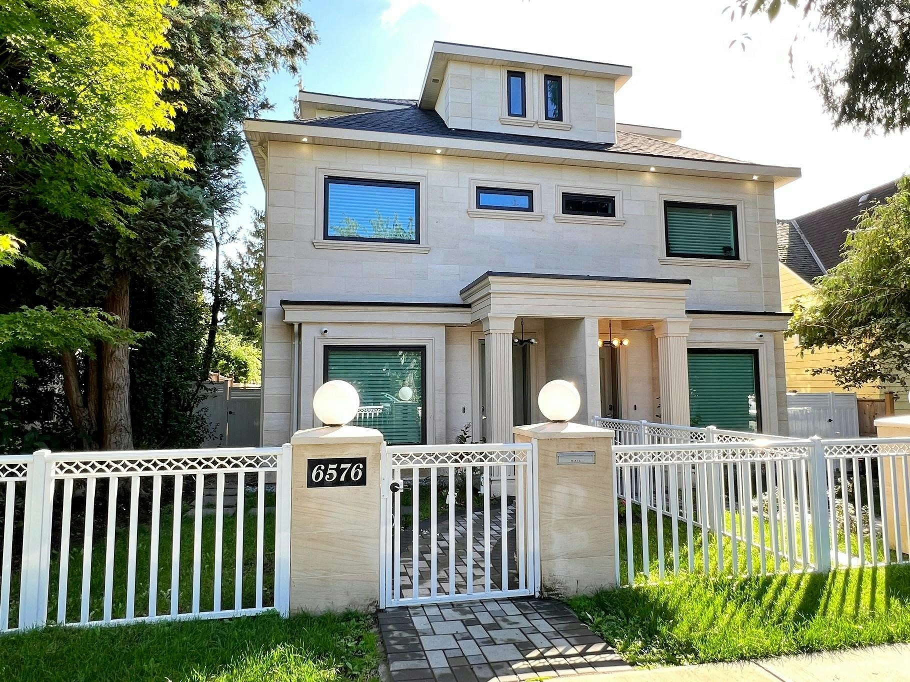 6576 Yew Street, Vancouver, BC, V6P 5V9