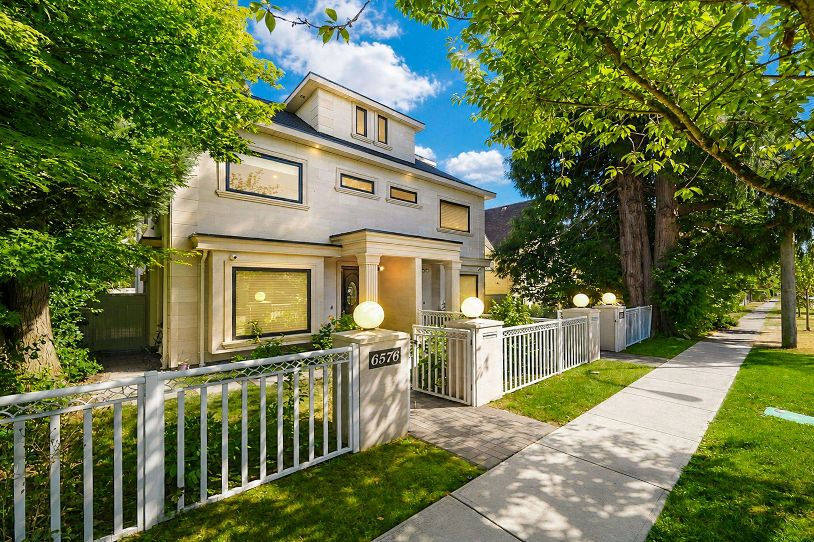 6576 Yew Street, Vancouver, BC, V6P 5V9