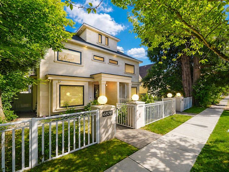 6576 Yew Street, Vancouver, BC, V6P 5V9