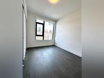 211-8398 Oak Street - 5