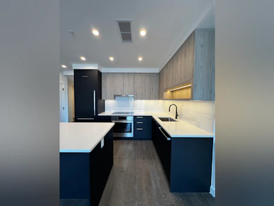 211-8398 Oak Street - 2
