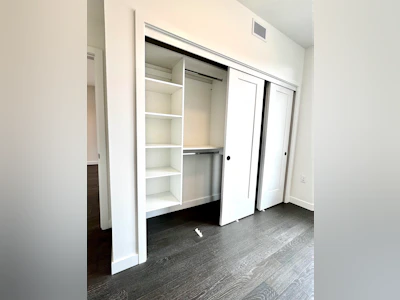 211-8398 Oak Street - 4