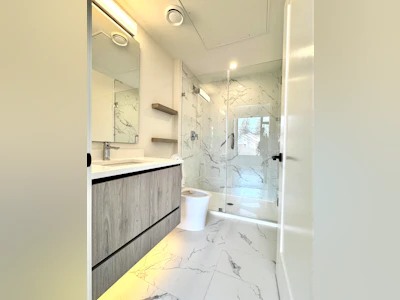 211-8398 Oak Street - 3