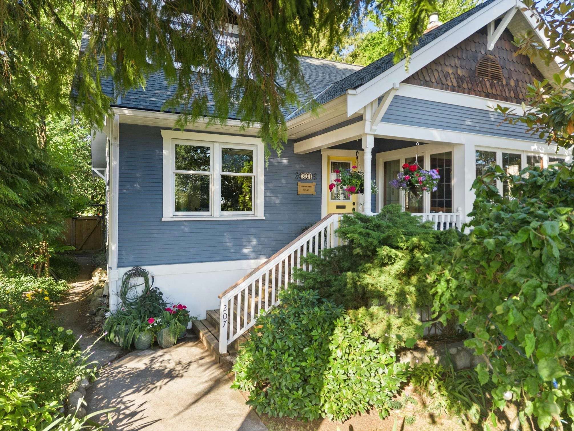 207 Eighth Street, New Westminster, BC, V3M 3P8