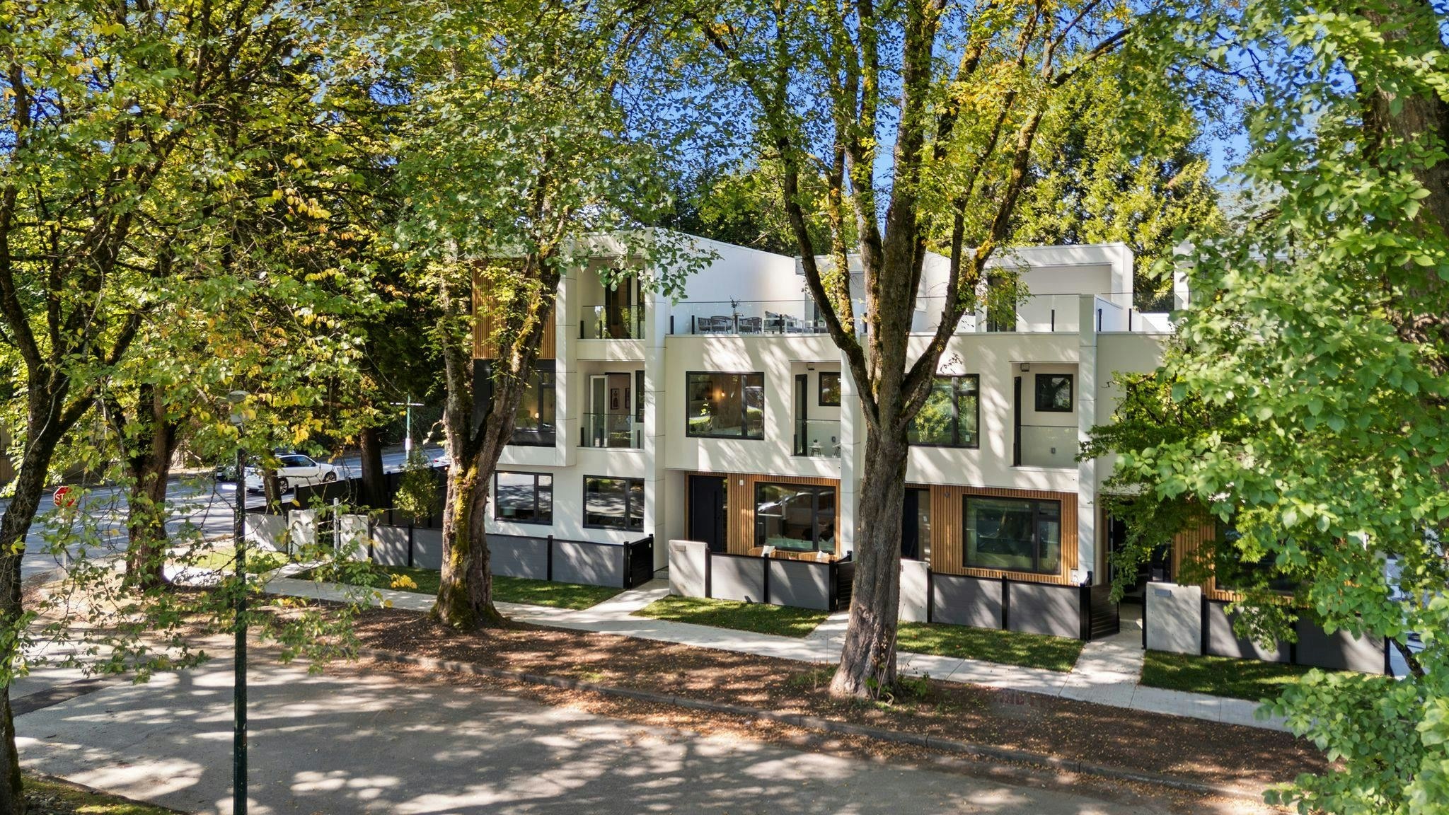 3-1491 Devonshire Crescent - 2