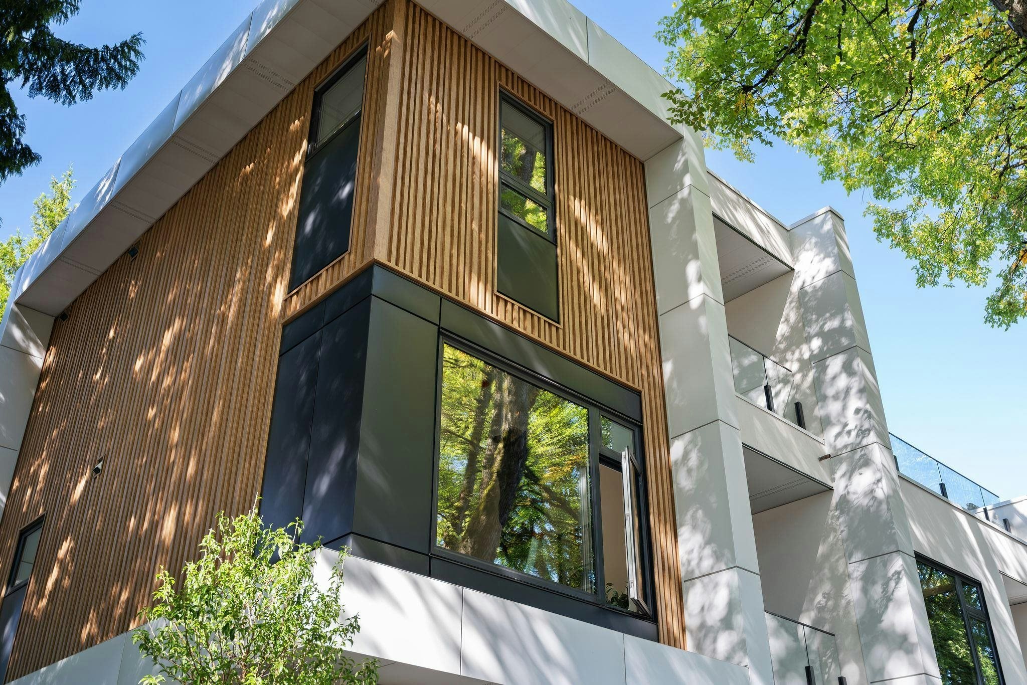 4-1491 Devonshire Crescent - 2