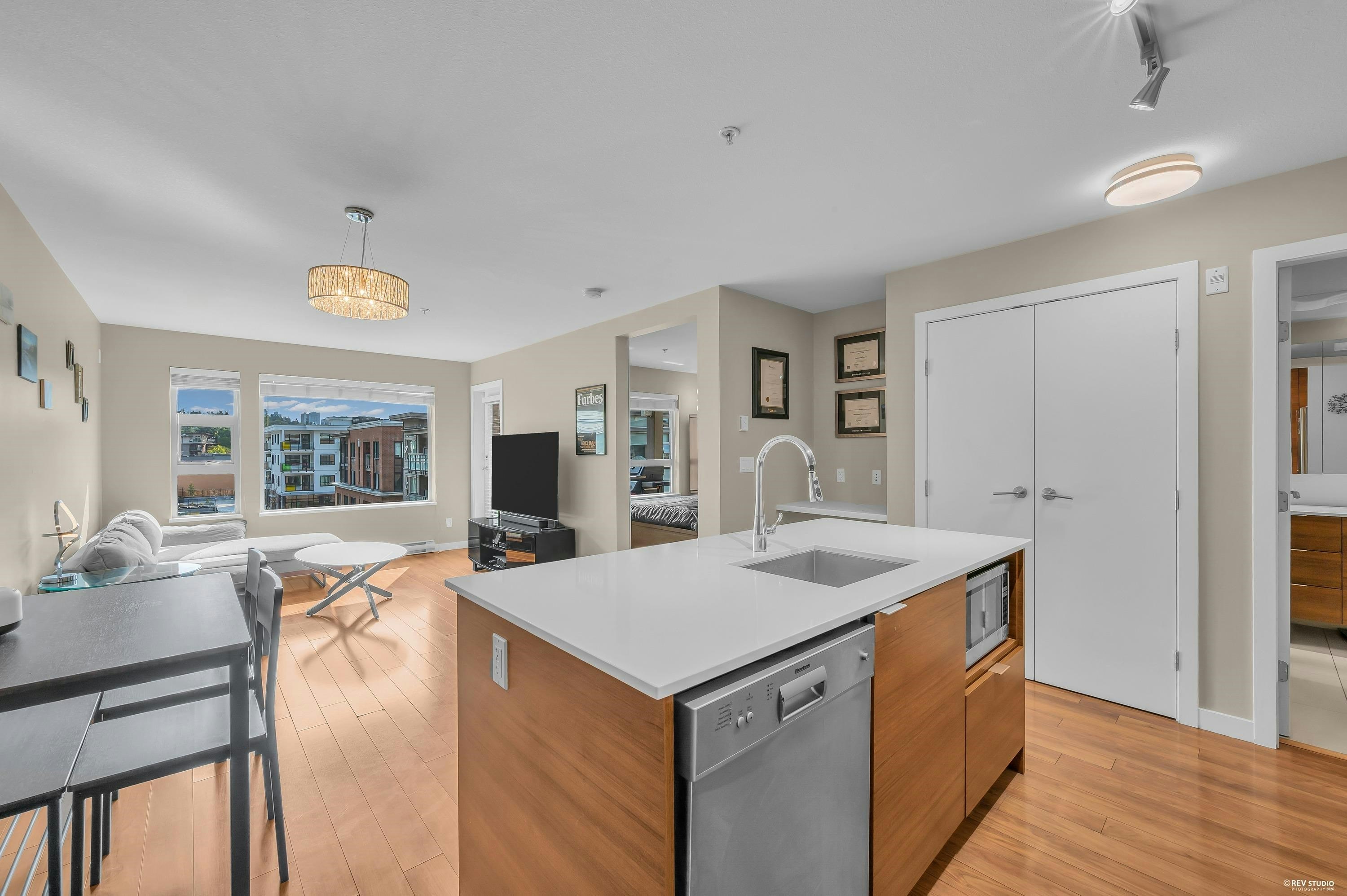 401-1677 Lloyd Avenue - 2