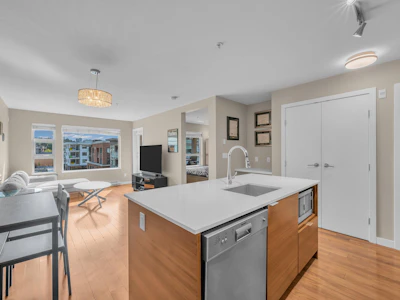 401-1677 Lloyd Avenue - 2