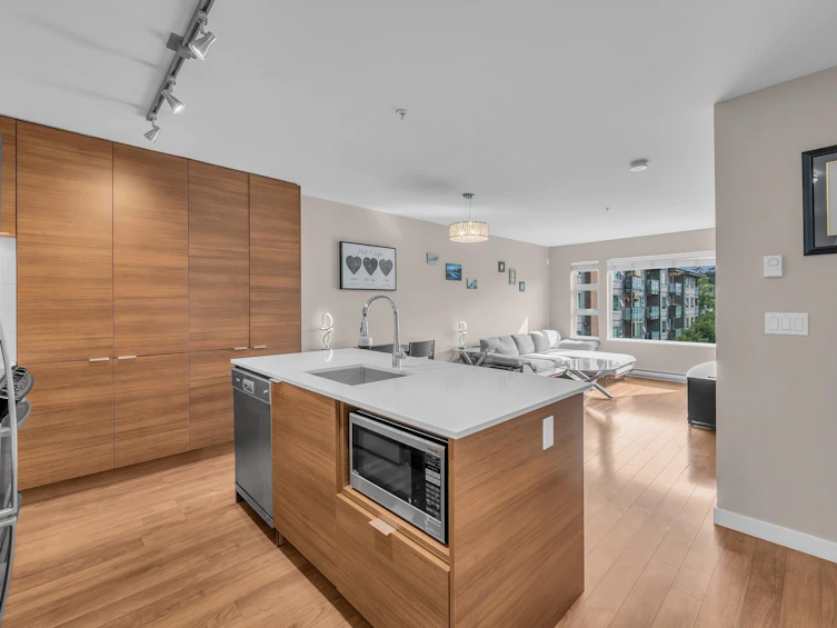 401-1677 Lloyd Avenue, North Vancouver, BC, V7P 0B1