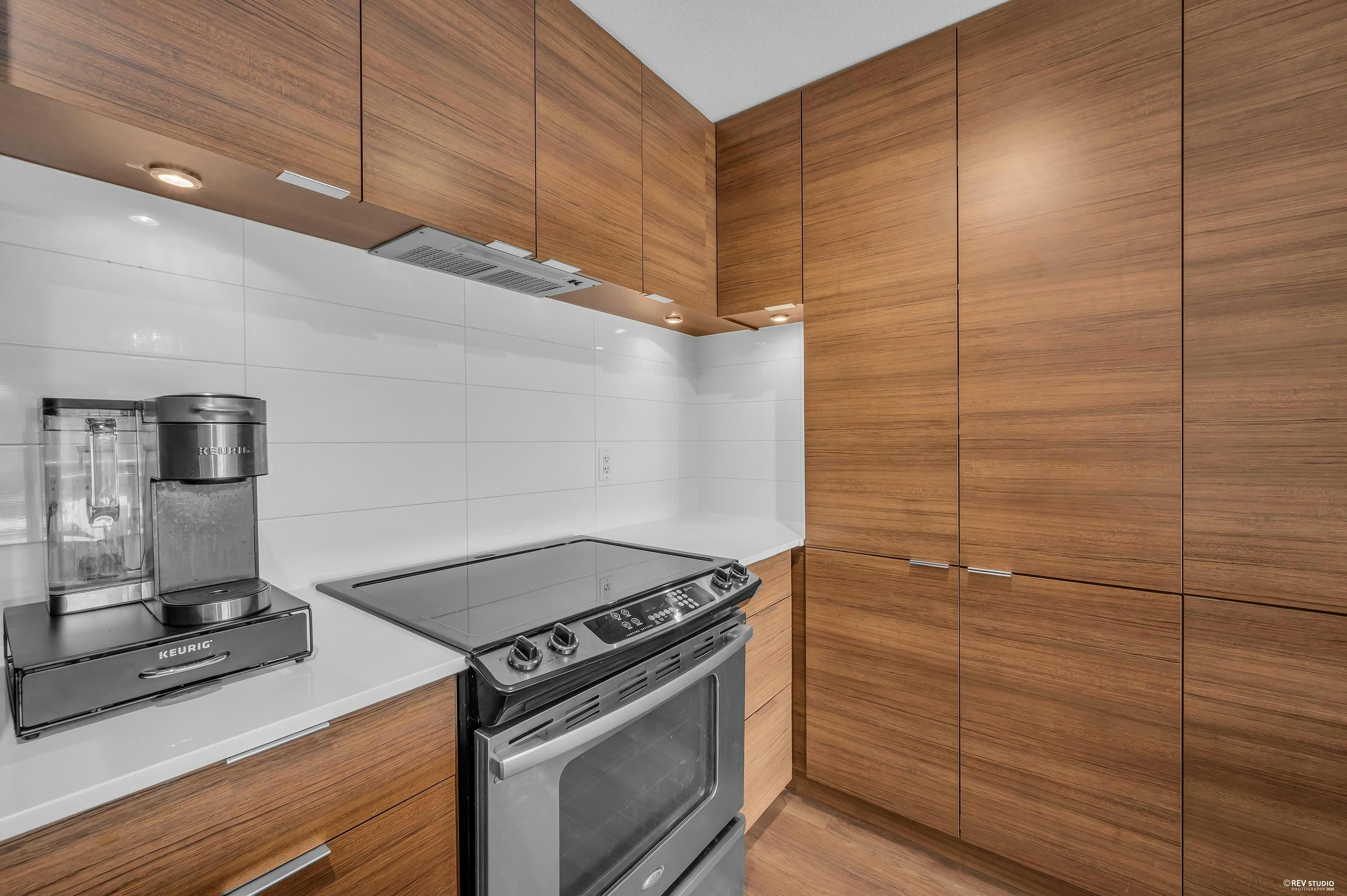 401-1677 Lloyd Avenue, North Vancouver, BC, V7P 0B1 - 8