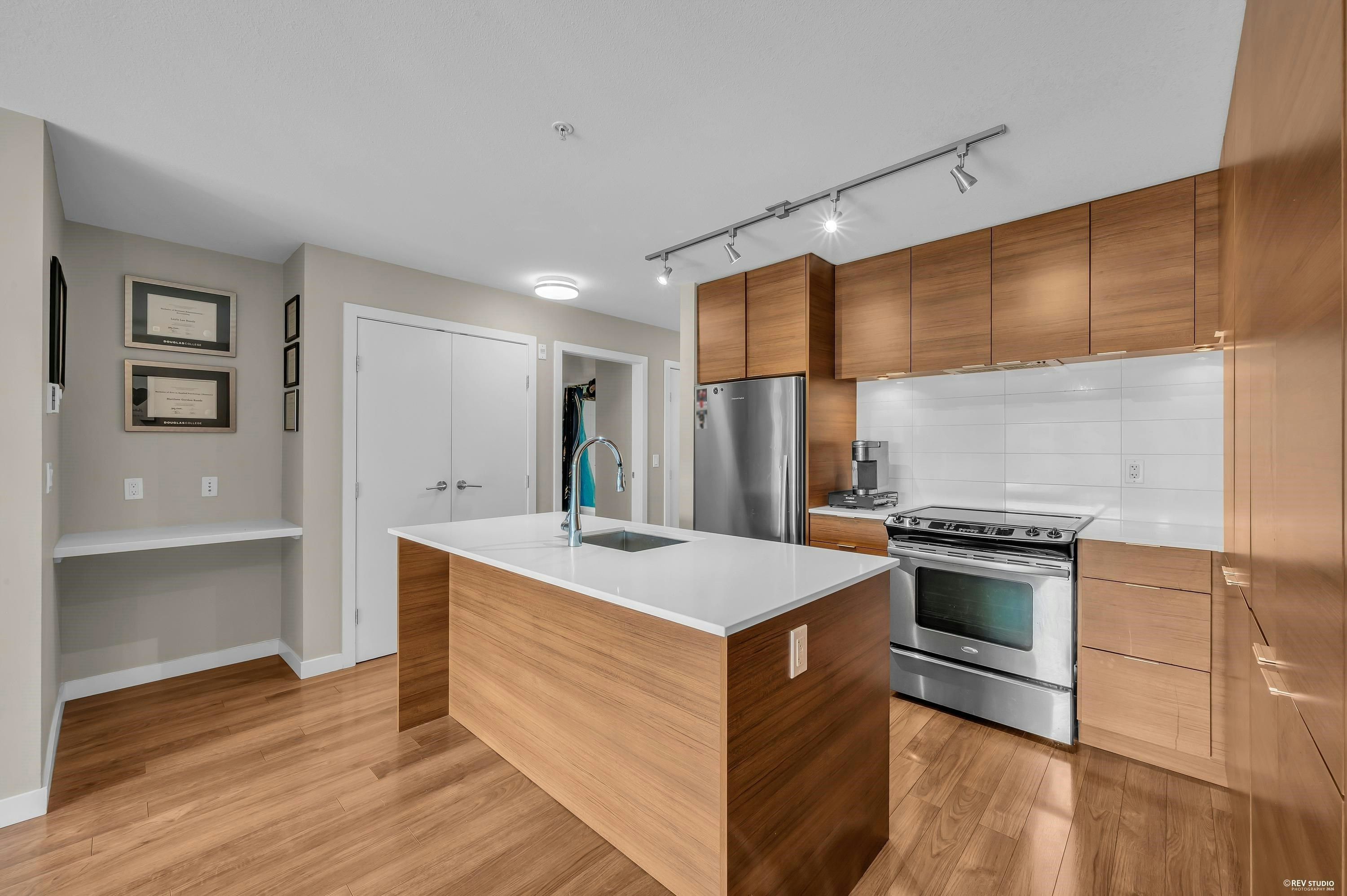 401-1677 Lloyd Avenue, North Vancouver, BC, V7P 0B1 - 9