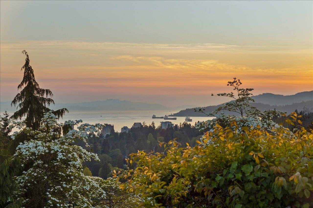 982 Braeside Street, West Vancouver, BC, V7T 2K8