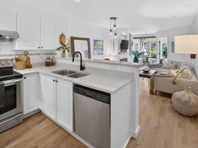 309-760 Kingsway - 2