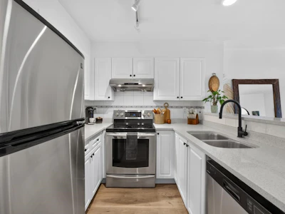 309-760 Kingsway - 3