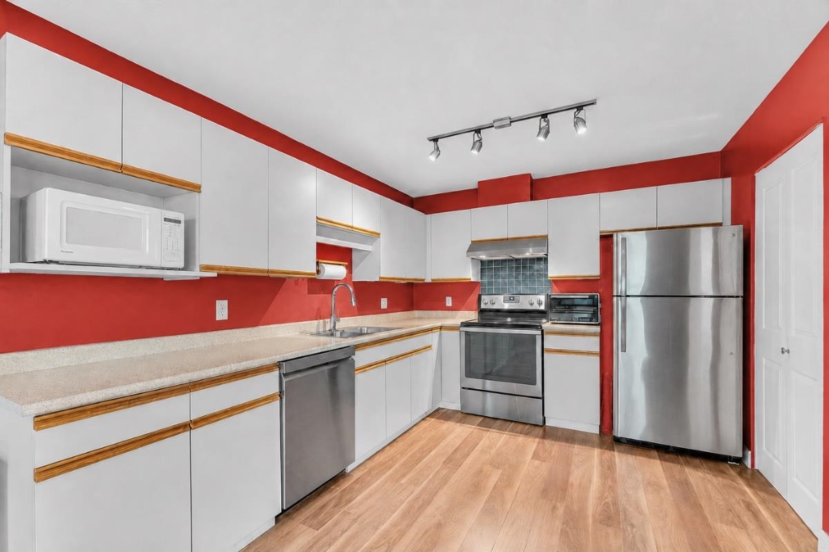 329-1215 Lansdowne Drive, Coquitlam, BC, V3E 2P6 - 8