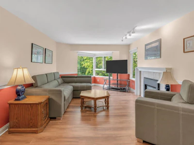 329-1215 Lansdowne Drive - 2