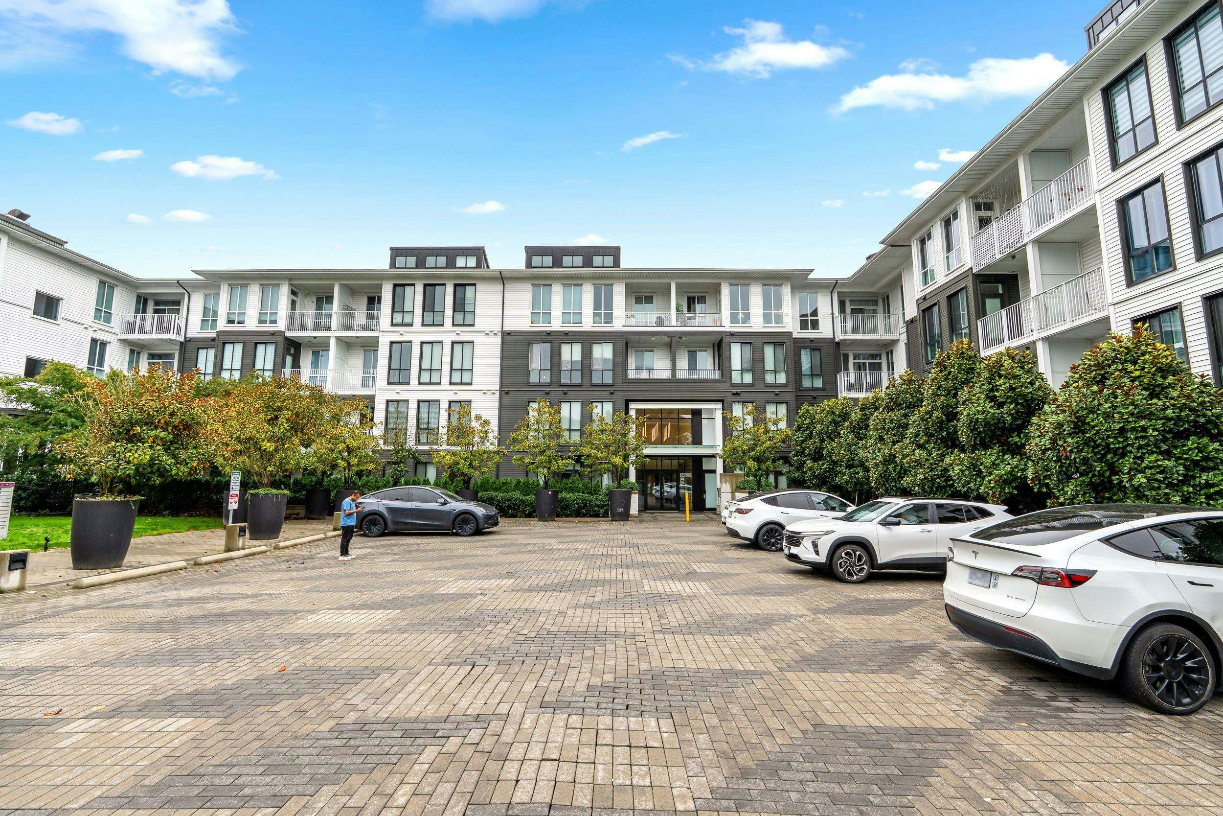 422-14968 101a Avenue, Surrey, BC, V3R 0E8