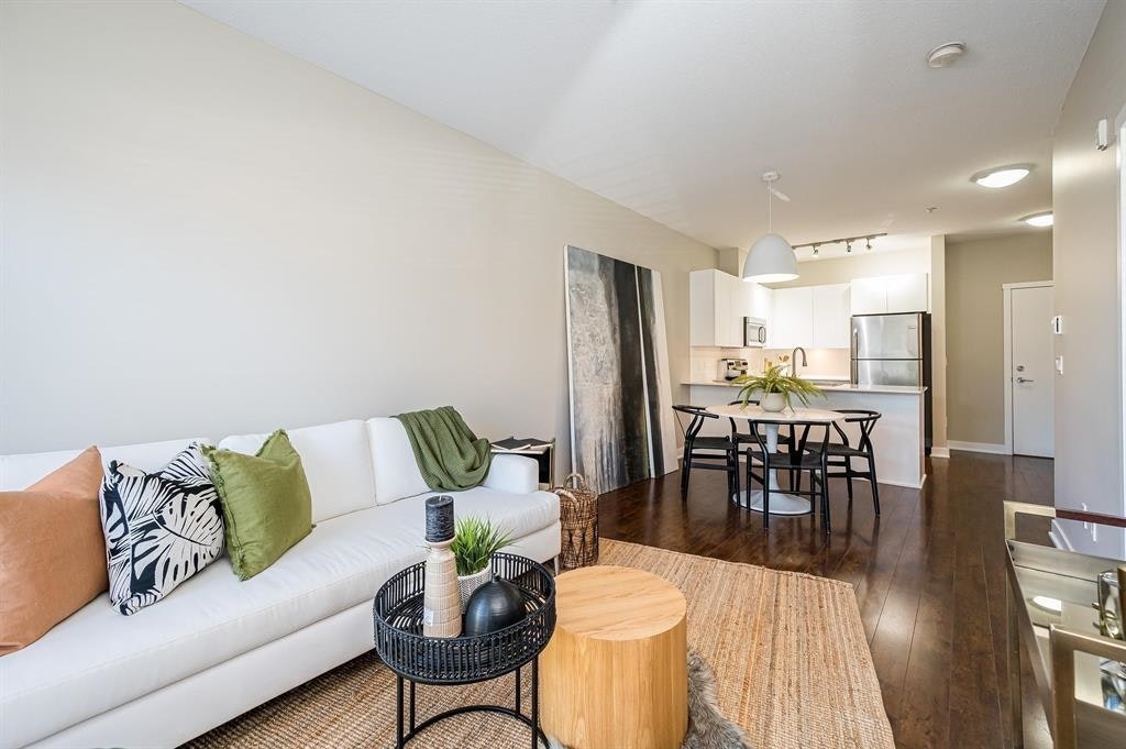 302-20460 Douglas Crescent - 2