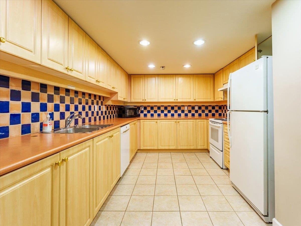 317-3629 Deercrest Drive, North Vancouver, BC, V7G 2S9 - 31