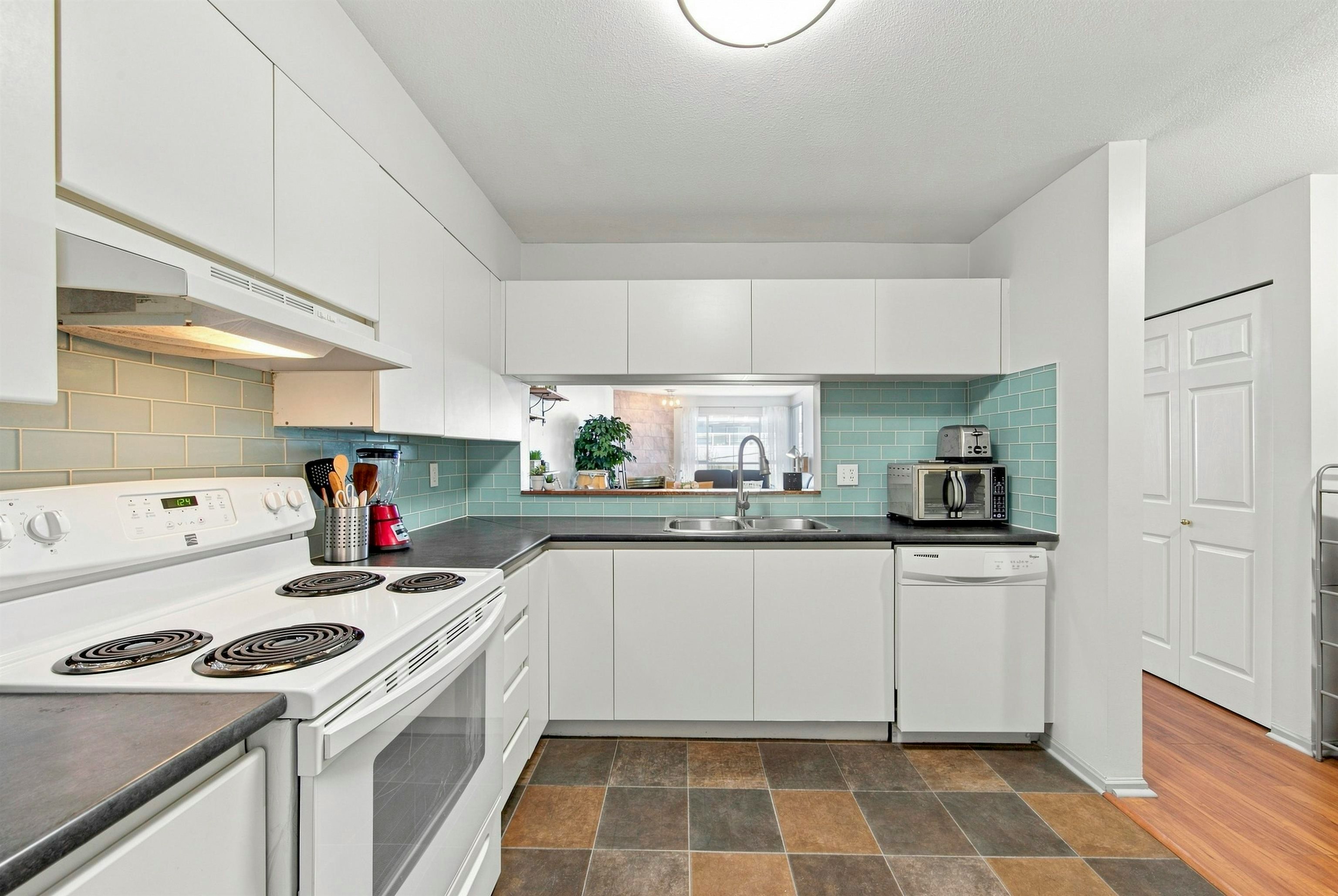 410-525 Agnes Street - 5