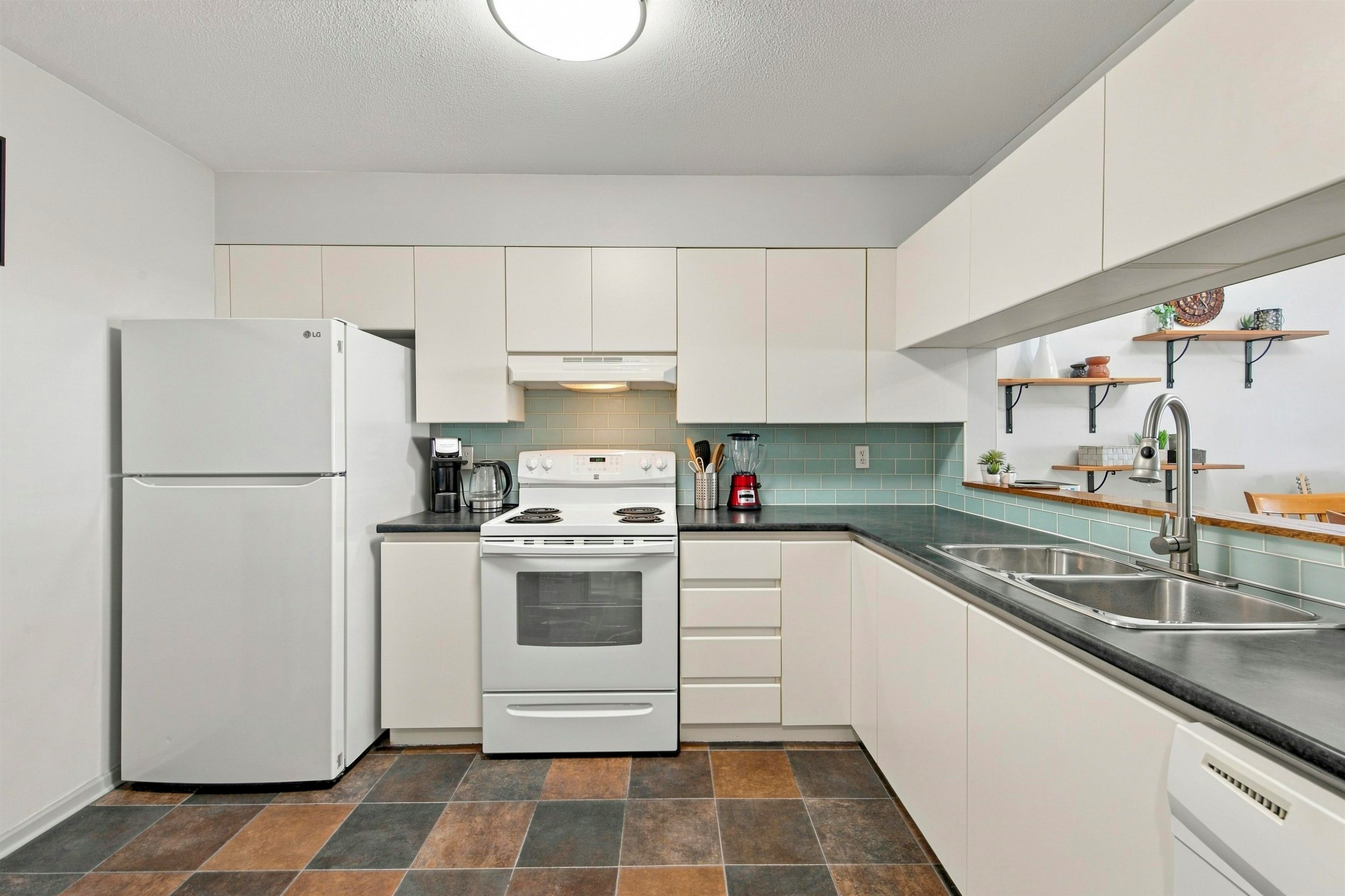 410-525 Agnes Street - 4