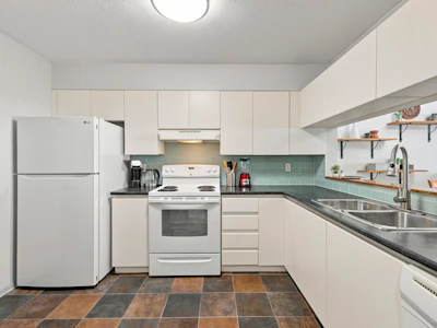 410-525 Agnes Street - 4
