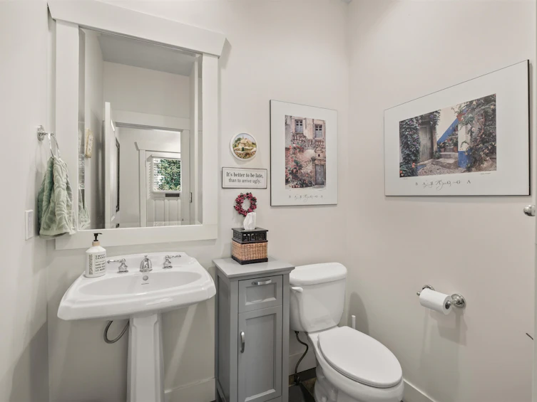 261 E Queens Road, North Vancouver, BC, V7N 4N7 - 9