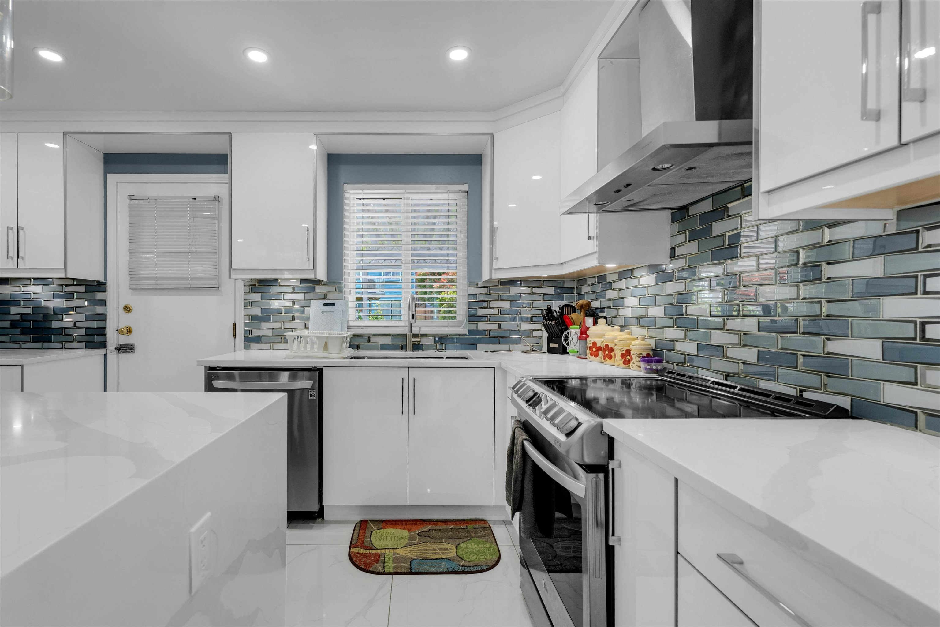 7869 143a Street, Surrey, BC, V3W 9W5 - 7
