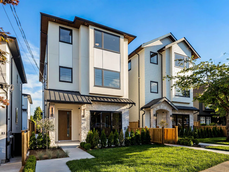 1-6682 Napier Street, Burnaby, BC, V5B 2C3