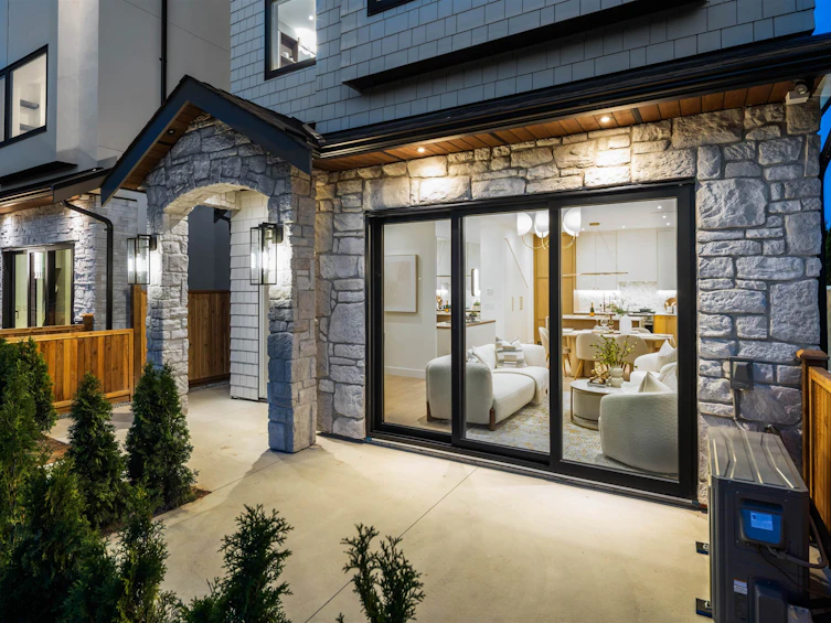 2-6682 Napier Street, Burnaby, BC, V5B 2C3 - 2