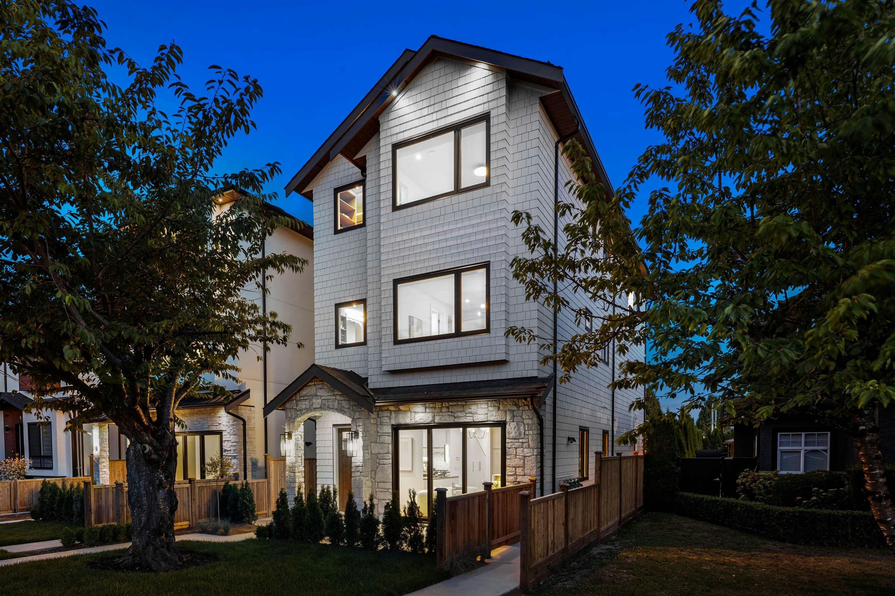 2-6682 Napier Street, Burnaby, BC, V5B 2C3
