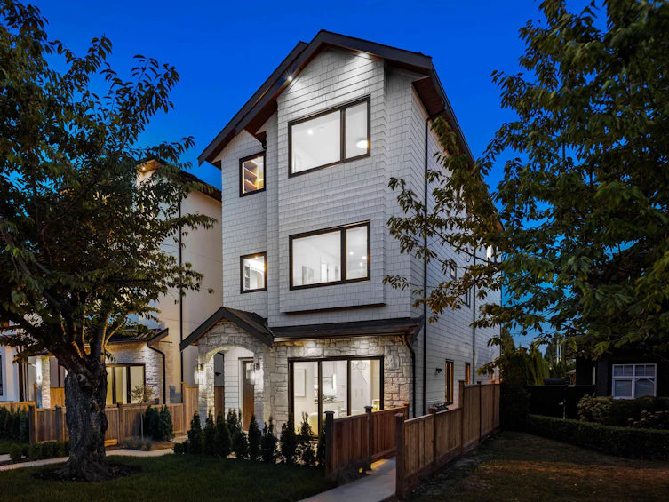 2-6682 Napier Street, Burnaby, BC, V5B 2C3