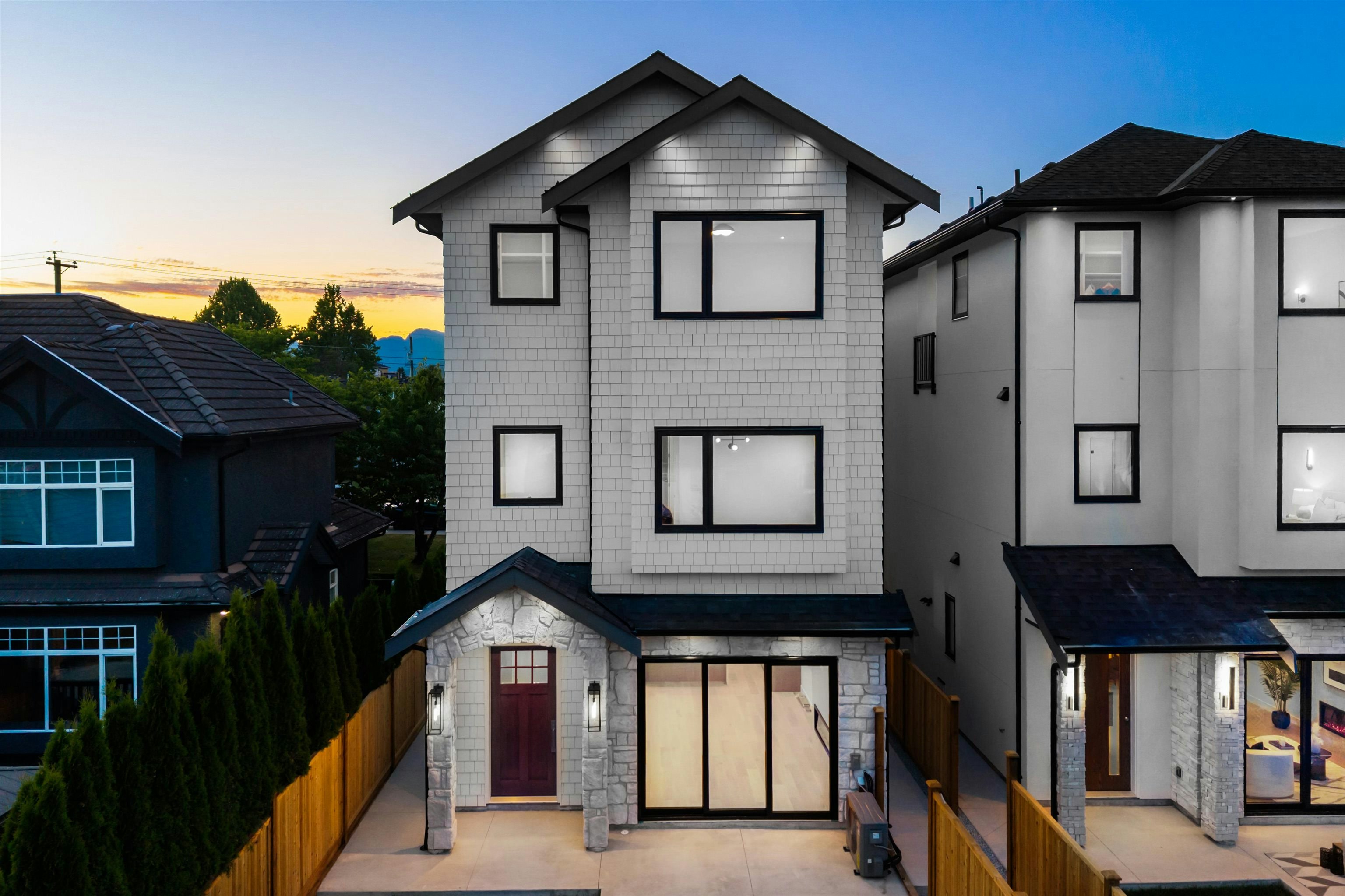 4-6682 Napier Street, Burnaby, BC, V5B 2C3