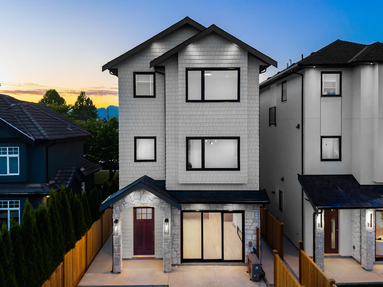 4-6682 Napier Street, Burnaby, BC, V5B 2C3