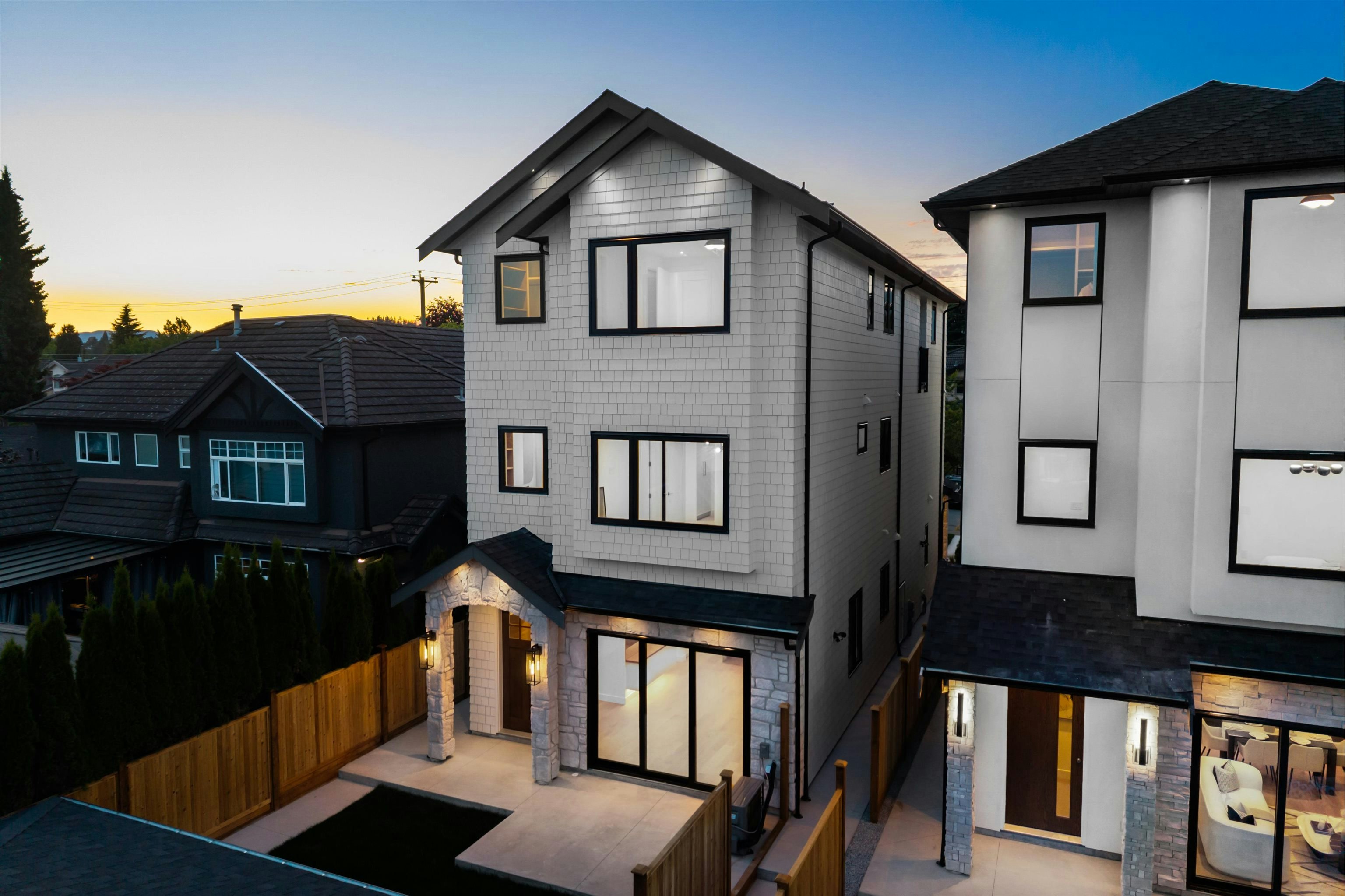 4-6682 Napier Street, Burnaby, BC, V5B 2C3 - 2