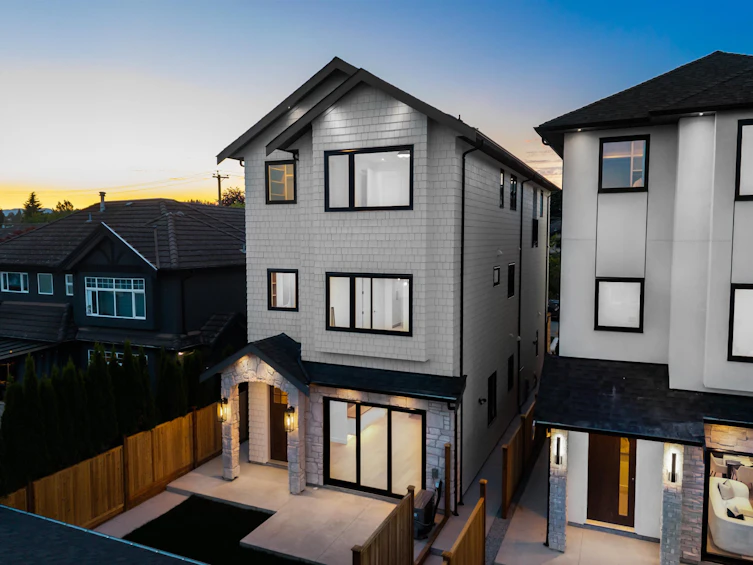 4-6682 Napier Street, Burnaby, BC, V5B 2C3 - 2