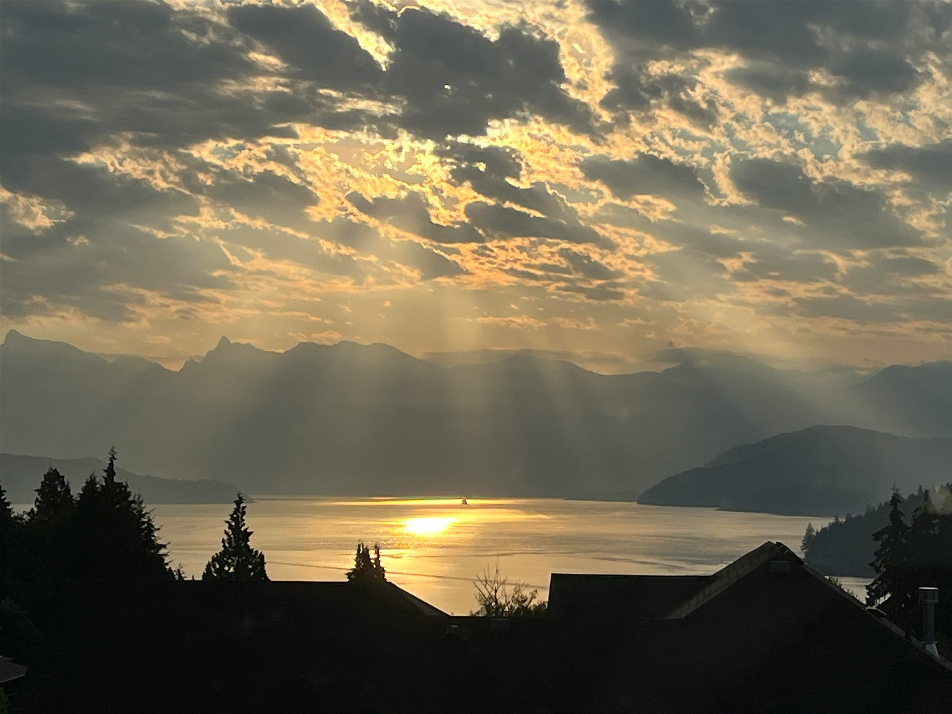 605 Woodland Avenue, Gibsons, BC, V0N 1V1 - 3
