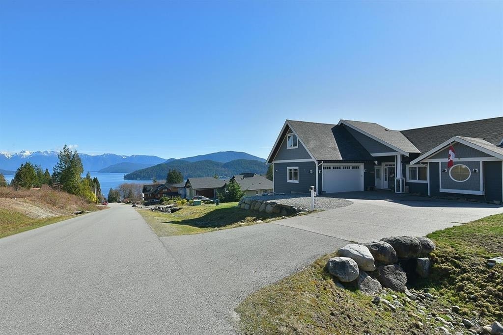 605 Woodland Avenue, Gibsons, BC, V0N 1V1 - 2