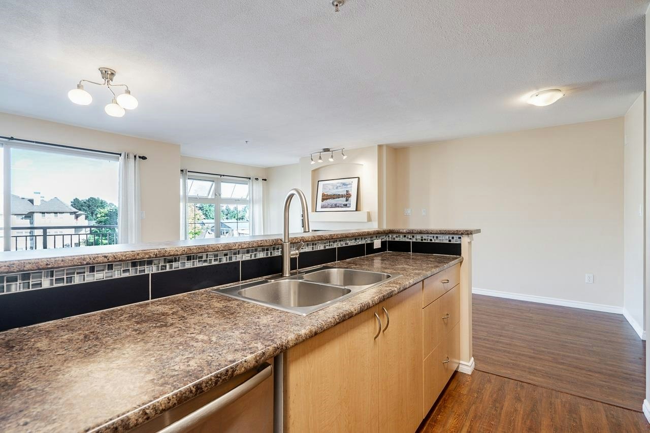 401-15220 Guildford Drive, Surrey, BC, V3R 0Y6 - 15