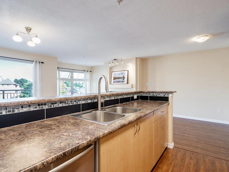 401-15220 Guildford Drive, Surrey, BC, V3R 0Y6 - 15