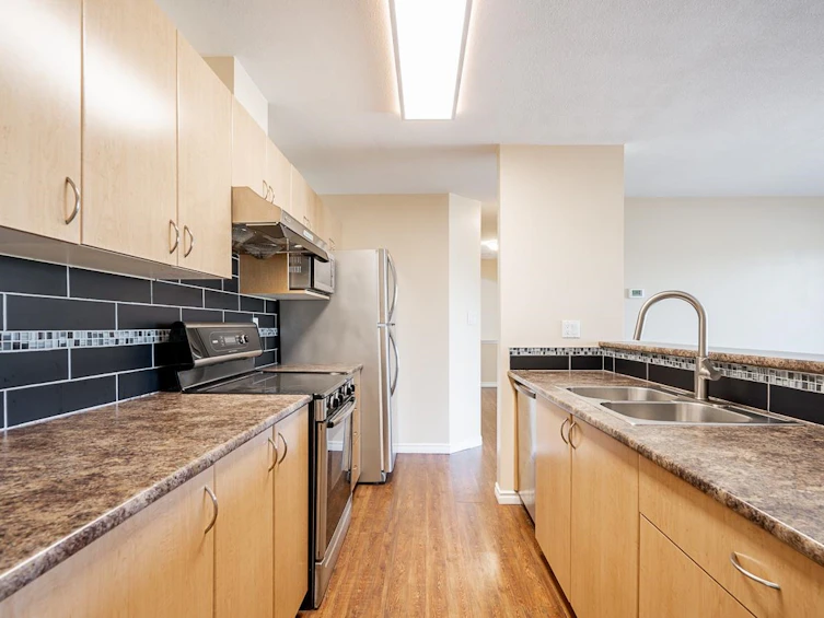 401-15220 Guildford Drive, Surrey, BC, V3R 0Y6 - 12