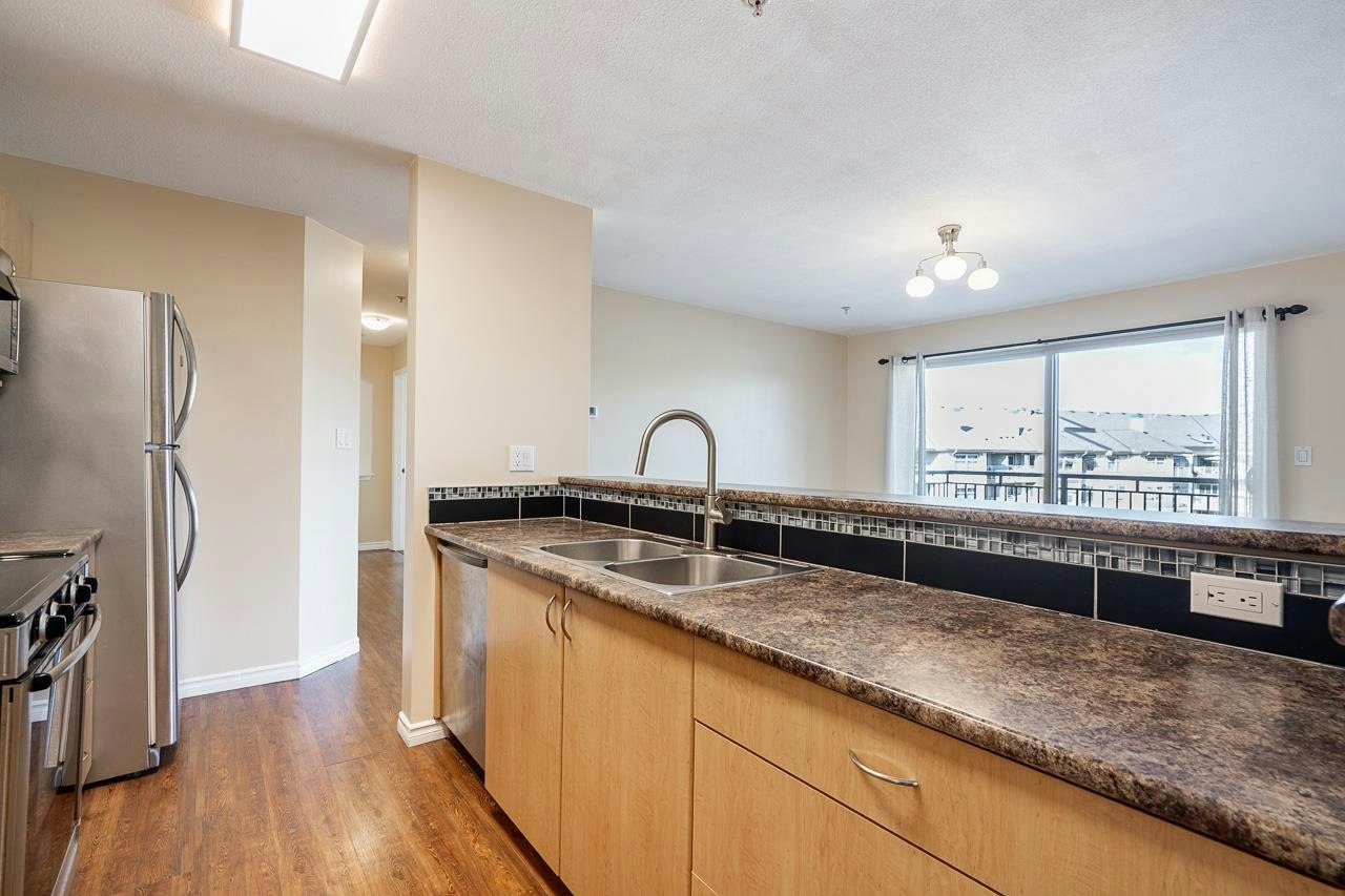 401-15220 Guildford Drive, Surrey, BC, V3R 0Y6 - 13