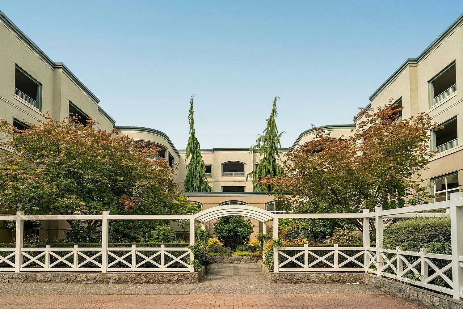 203-1725 128 Street, Surrey, BC, V4A 3V2