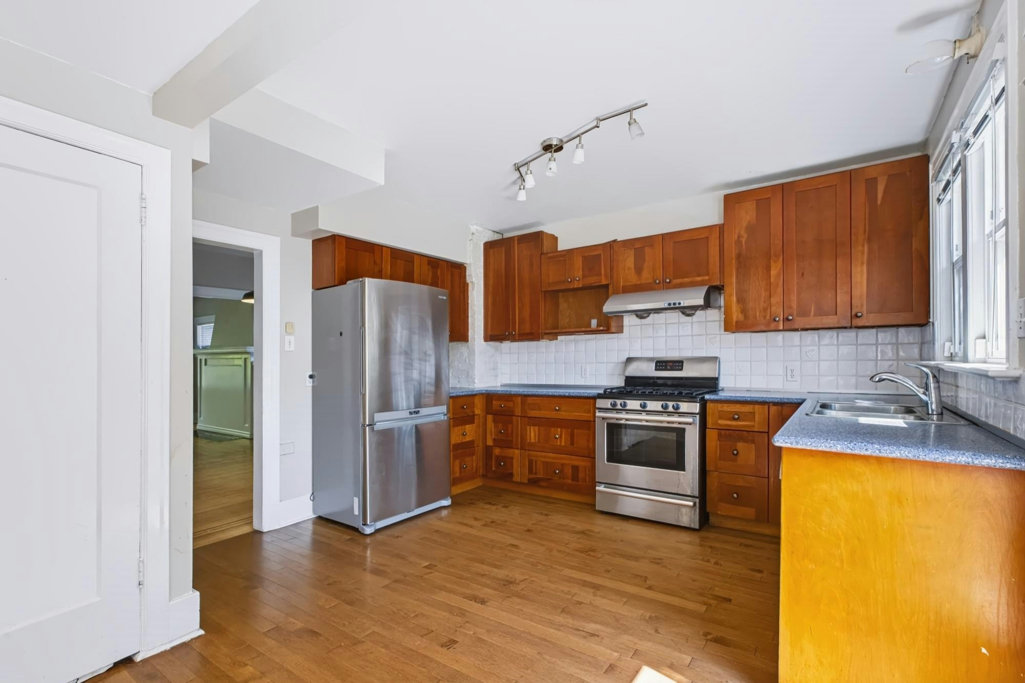 3888 W 15th Avenue, Vancouver, BC, V6R 2Z9 - 11