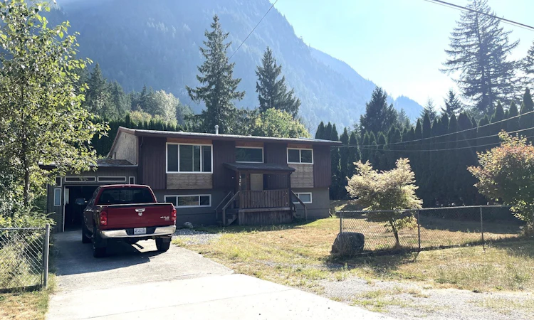 320 Robertson Crescent