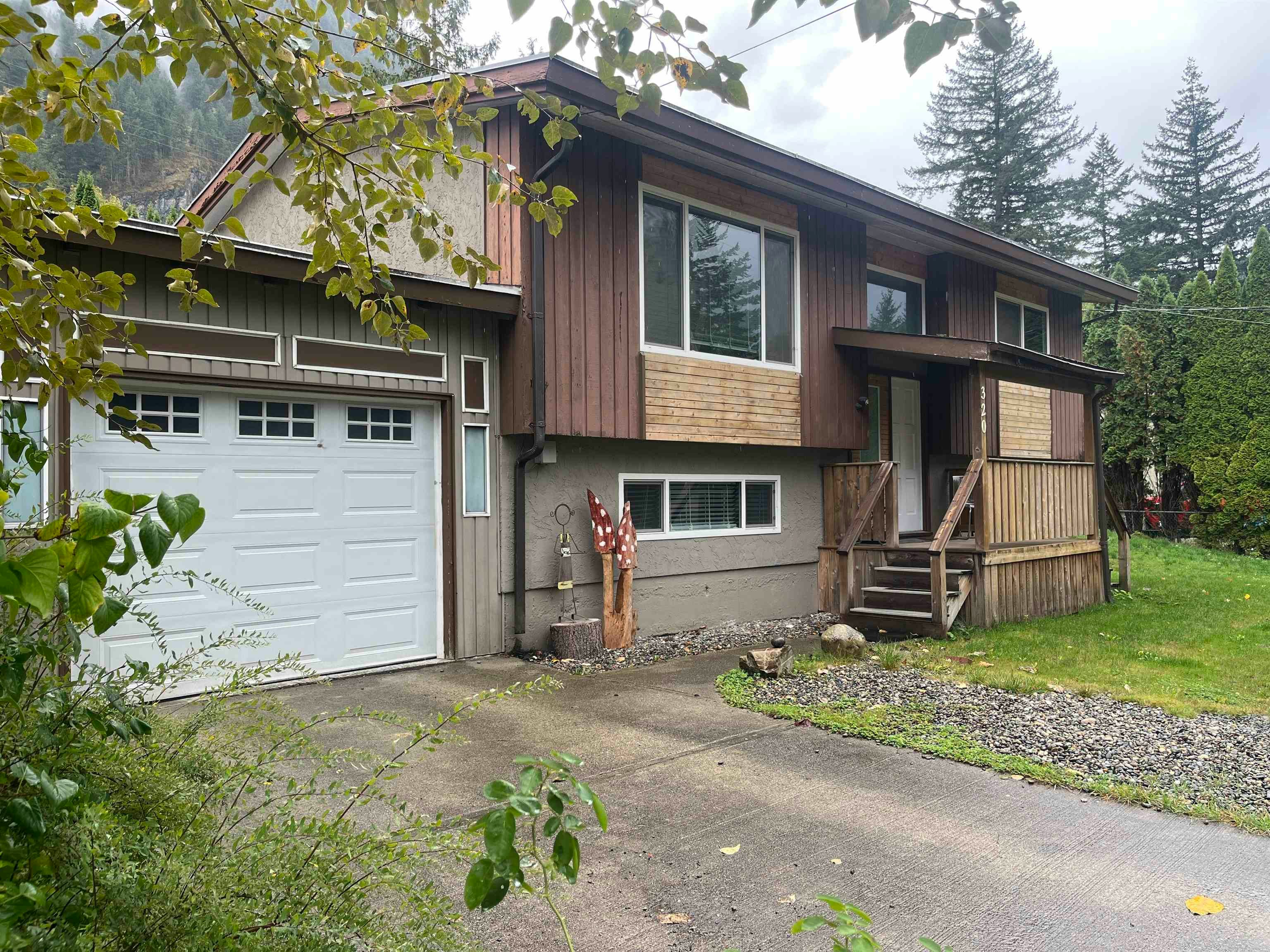 320 Robertson Crescent, Hope, BC, V0X 1L4