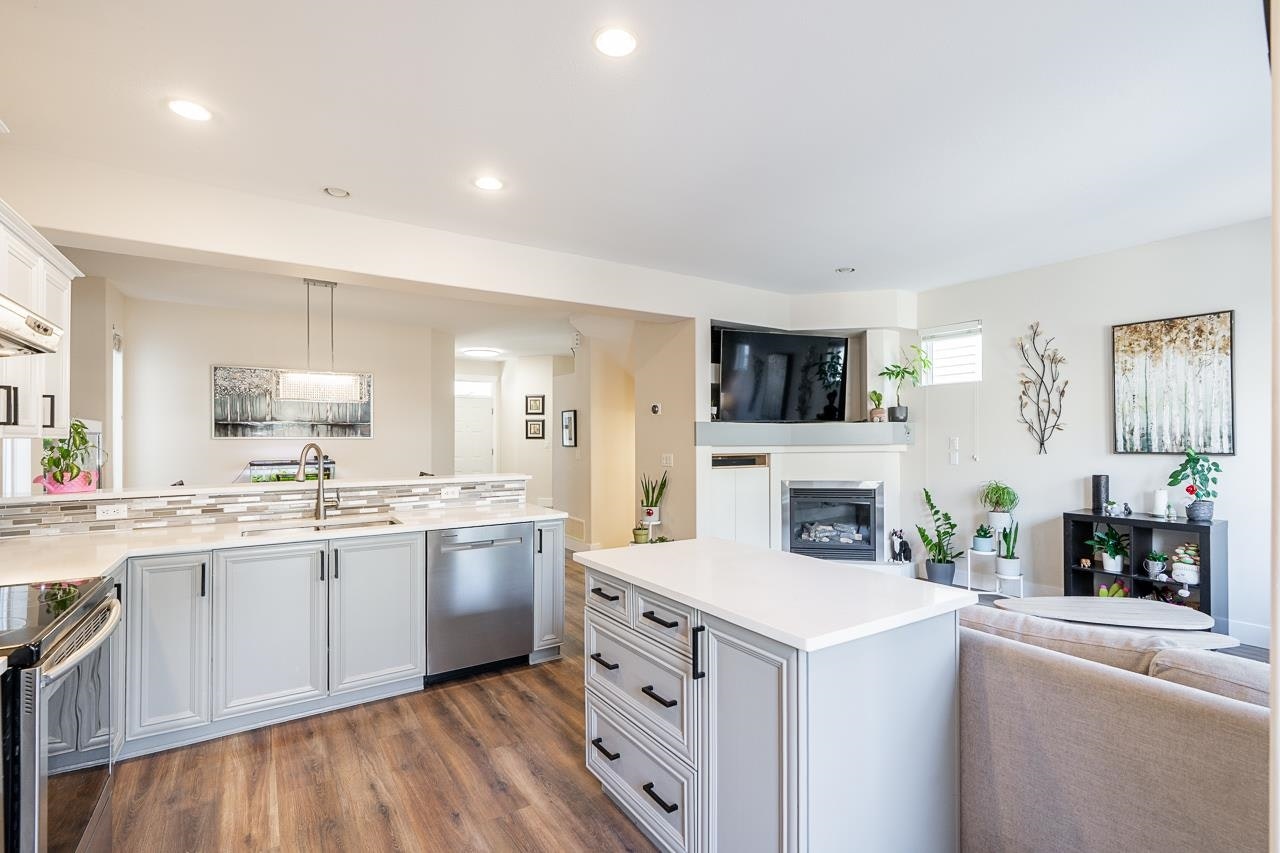 15163 61a Avenue, Surrey, BC, V3S 5J7 - 15