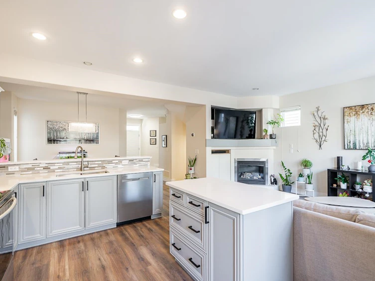 15163 61a Avenue, Surrey, BC, V3S 5J7 - 15