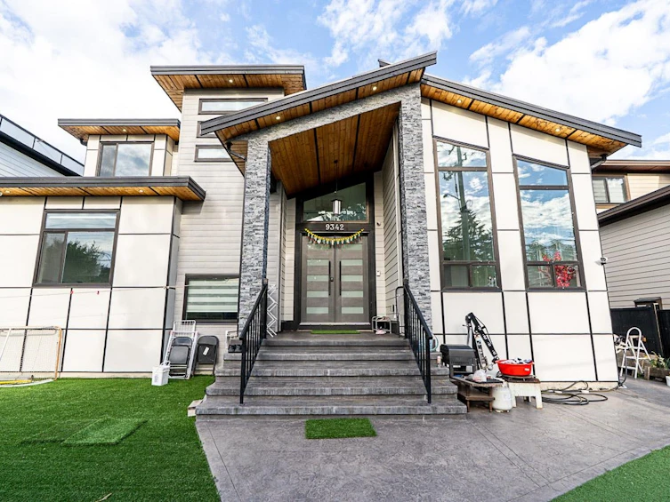9342 156 Street, Surrey, BC, V3R 4L2