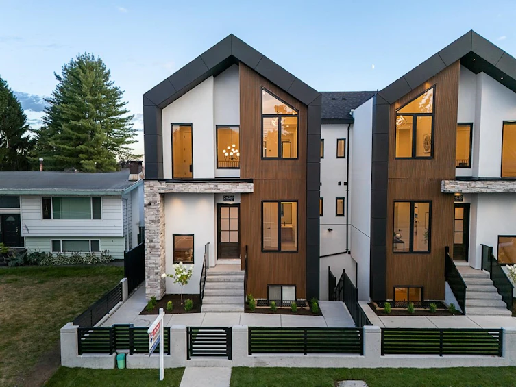 2-6210 Curtis Street, Burnaby, BC, V5B 2A5 - 2